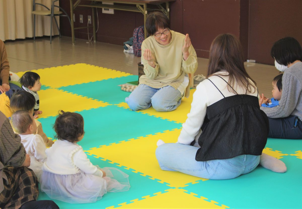 【イベント報告】2月8日　のびのびひろばようこそ！かわら美術館・図書館「おやこでわらう　わらべうた」 | 教育普及・イベントレポート