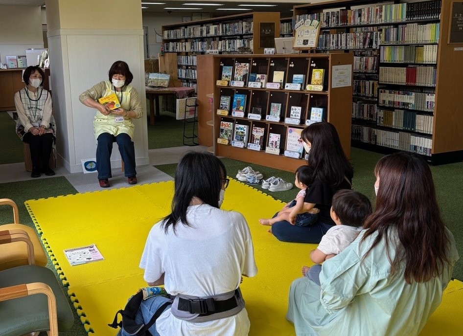 【イベント報告】5月15日 のびのびひろば ようこそ!かわら美術館・図書館「春のおはなし会」 | 教育普及・イベントレポート