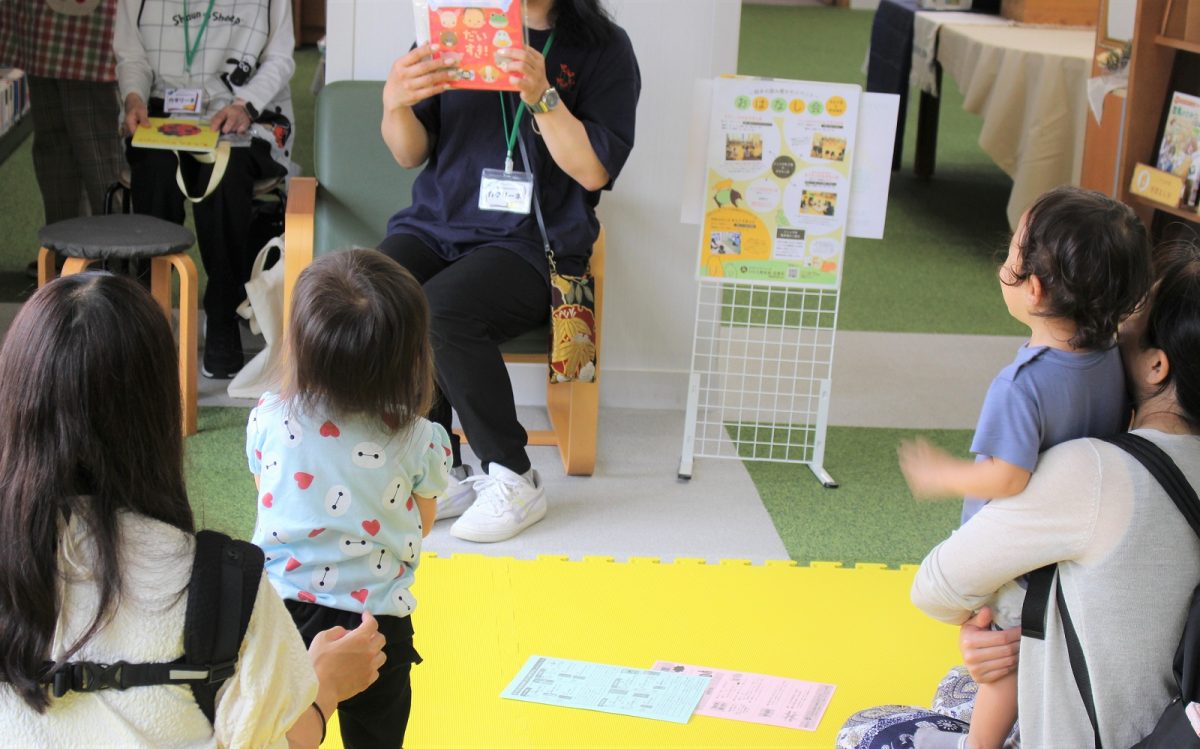 【イベント報告】5月21日のびのびひろば　ようこそ！かわら美術館・図書館「春のおはなし会」 | 教育普及・イベントレポート